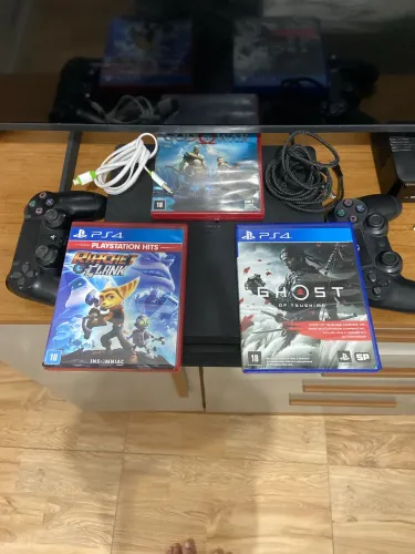 Ps4 funcionando perfeitamente com 2 fios e dois controles e 3 jogos(videogame usado)