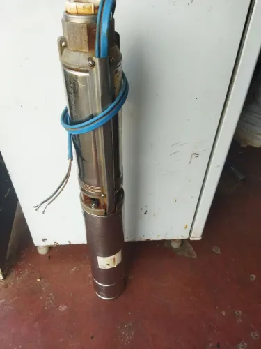 Vendo uma bomba d'água palito foncionando perfeitamente 1cv tri fase 