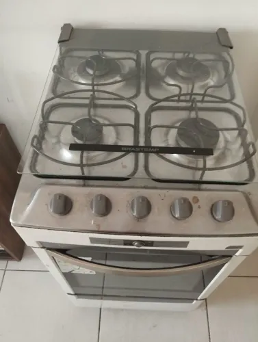Fogão funcionando bem, bocas e forno. Só o acendedor automático que parou.