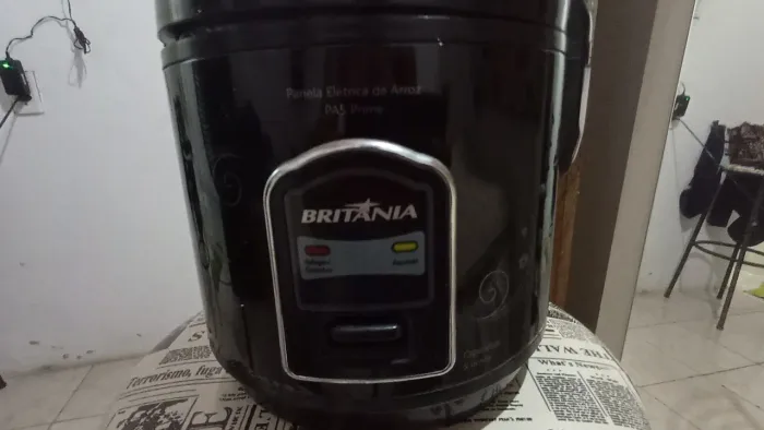 Panela elétrica de arroz pra vende logo nova nunca foi usada 100 reais 