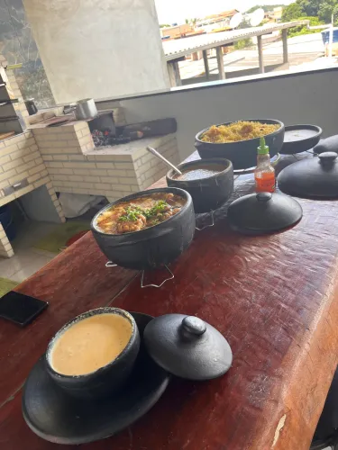 Vende- se jogo de panela de barro seminova ou troca por mesa de corte de costura