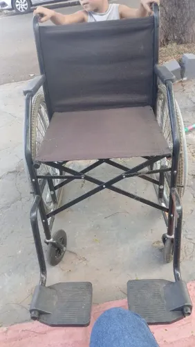 Vendo esta cadeira de roda 500
