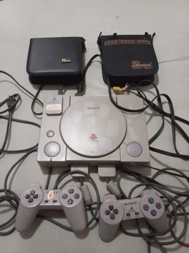 play station SONY com controles cabos e 52 cd de jogos.