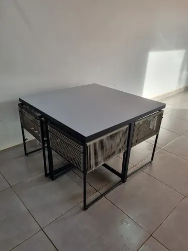 Conjunto de cadeiras e mesa