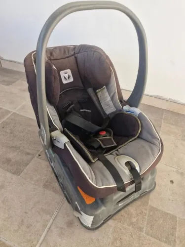 Bebê conforto com suporte para carro