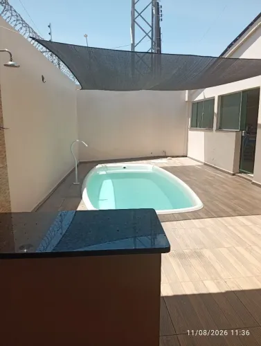 Casa de esquina com piscina, no centro a 300 metros da Praça das Águas