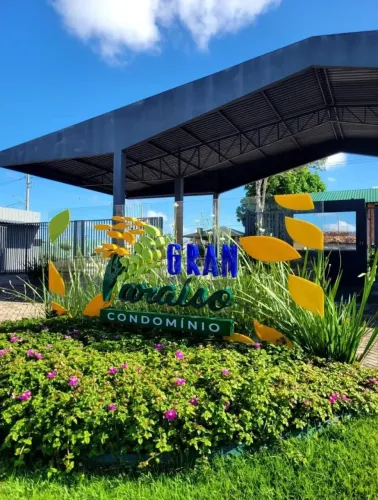 Vendo Lote no Cond. Gran Paraíso, c/ 140m², área de lazer completa.