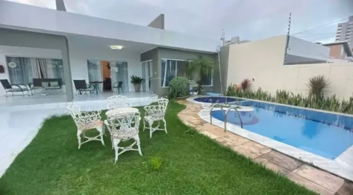 Casa com 4 Quartos com Piscina e Jardim à venda no Condomínio Amans