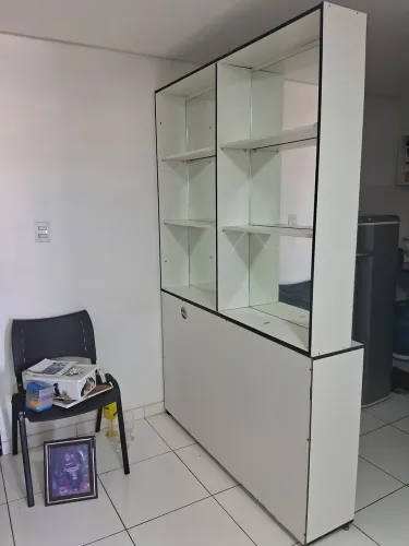 Pratileira com armario