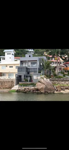 Belíssima casa pé na areia .