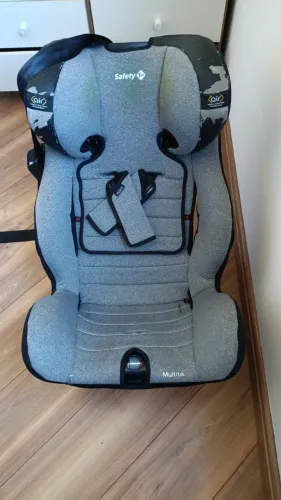 cadeirinha Safety 1st Multifix na cor cinza, equipada com o sistema de ancoragem Isofix