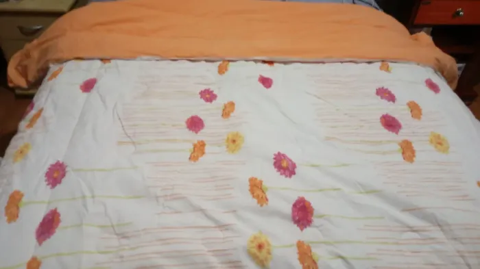 Edredom branco e laranja nunca usado. Ótimo estado. Cama Queen