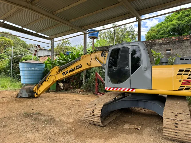 Escavadeira NEW HOLLAND E215B