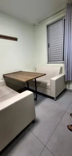 Conjunto de sofás e mesa retrátil 