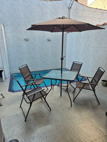 Mesa área de piscina e jardim 