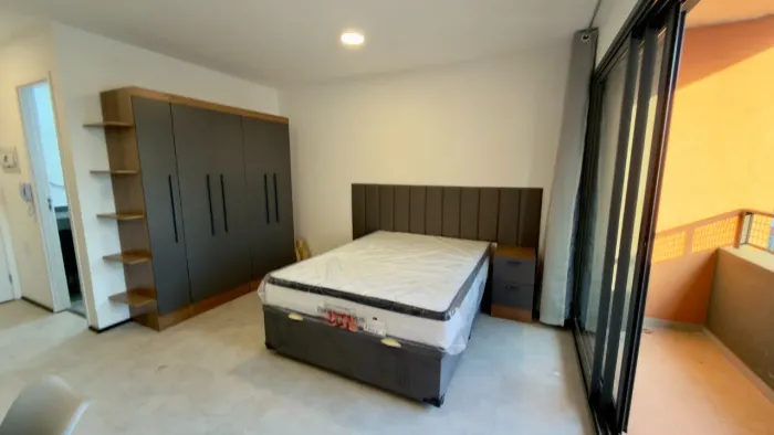 Studio com 32 metros com varanda mobiliado ao lado da PUc