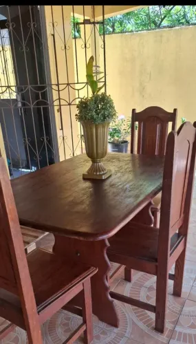 Mesa com 4 cadeiras 500 reais