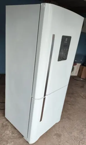 Geladeira Electrolux Inverse Frost Free com painel digital 590 L SEMI NOVA aceito trocas
