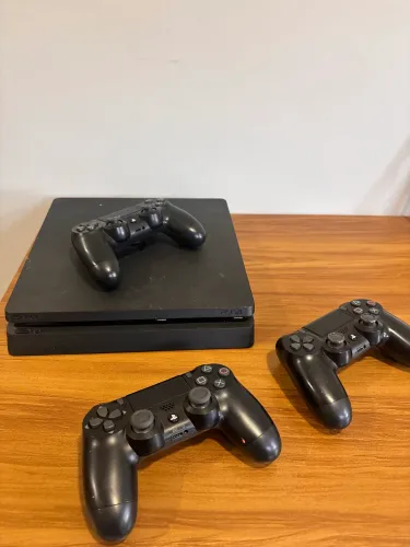 PlayStation 4 + 3 controles 