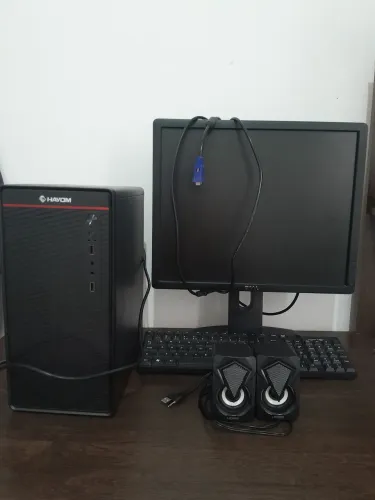 Computador com monitor Dell 36 polegadas.