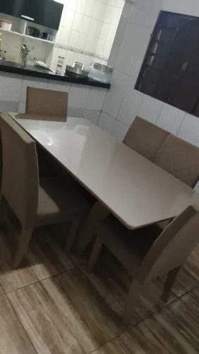 Mesa com 6 cadeiras com base de madeira com vidro encima em ótimo estado