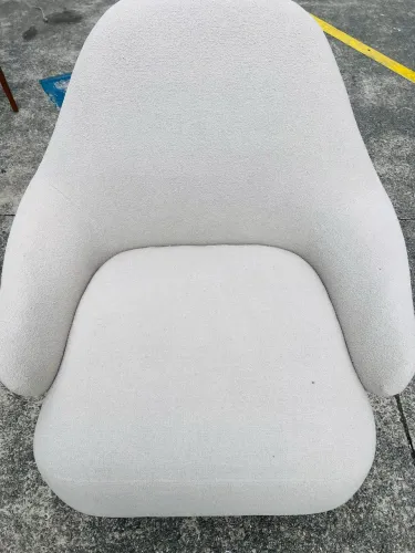 Poltrona com desenho orgânico