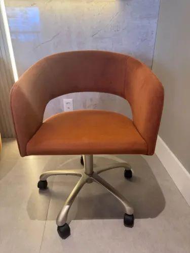 Poltrona Giratória Elegante e Confortável - Ótimo Estado