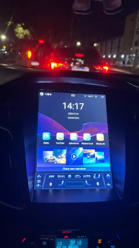 Multimídia Tesla 10, já com moldura Focus Titanium