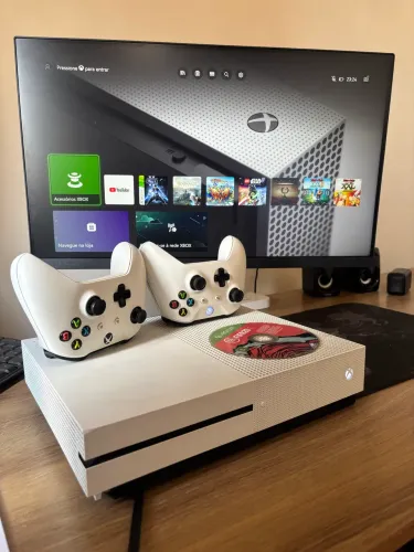 Xbox One S 2 Manetes + Jogos | leia
