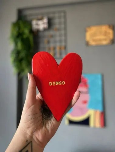 Plaquinha decorativa coração dengo ceramica fria 