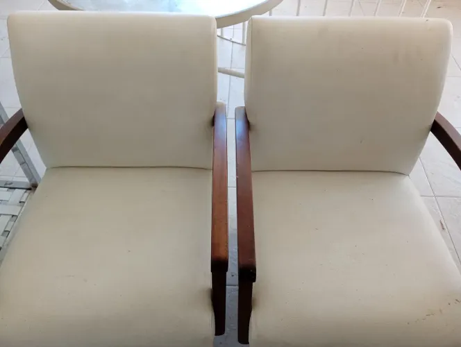 Poltronas de 1 pessoa, em couro. 