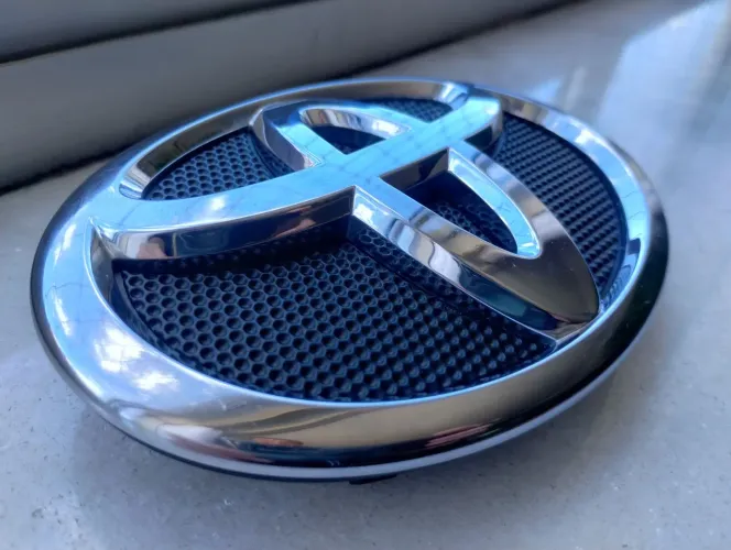 ORIGINAL - Emblema grade dianteira Toyota Etios 2012 a 2017