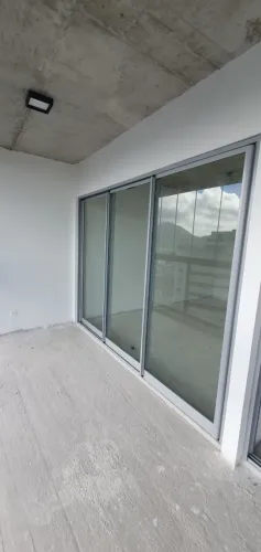 Porta de correr com vidro laminado e esquadria de alumínio - 2,20m de Altura