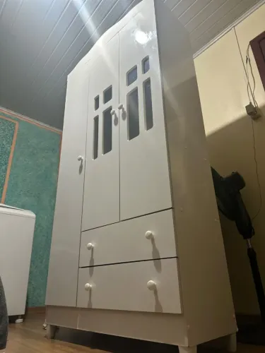 GUARDA ROUPA 3 PORTAS IMPECÁVEL PARA SAIR HOJE?