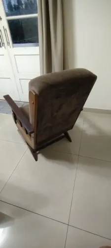 Vendo cadeira de balanço modelo Luiz XV