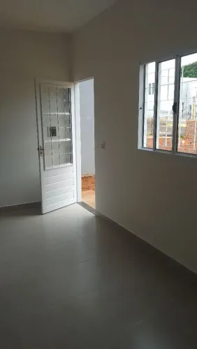 Alugo casa.