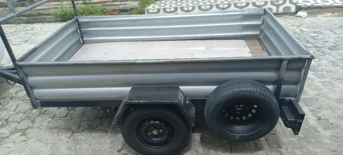 Carroçinha reboque 2025 pneus e stepe novos instalações e emplacada pronta pra uso