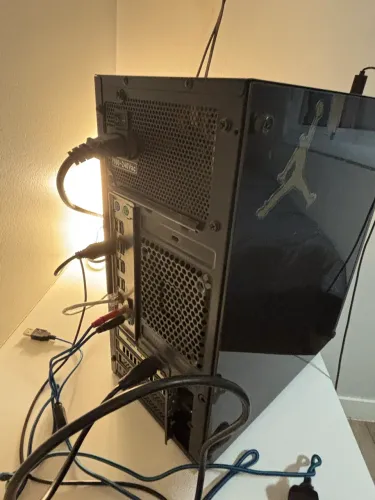 ? PC GAMER Xeon + RX 6600M 8GB + 16GB RAM + SSD 500GB