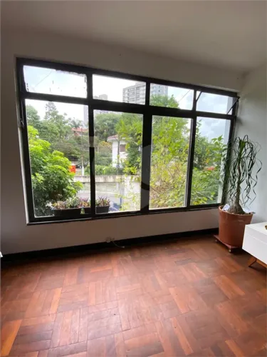 Sobrado Reformado na Vila Madalena: 2 Suítes, Quintal Gourmet e 4 Vagas