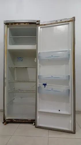 Geladeira funcionando COM A PORTA SOLTA E OS PÉS - Leia o anúncio por favor