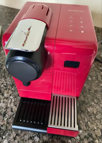 Máquina de café nespresso latissima touch