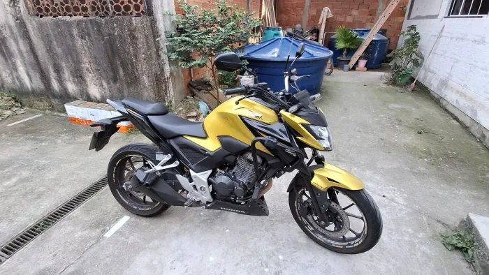Vendo ou troco CB300F Twister top demais