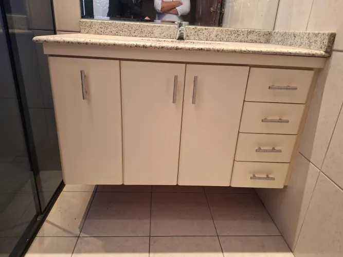 Armário e box de vidro semi novos para banheiro