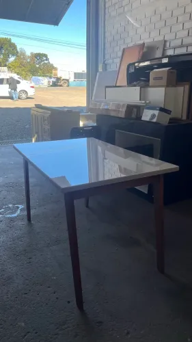 Mesa de Jantar 4 Lugares 120x80 cm - Tampo Branco Brilhante e Pés de Madeira
