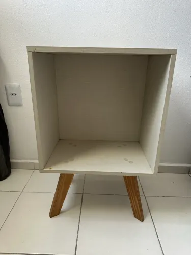 Mesa De Cabeceira Aberta Nicho Pés Palito Bordô 100% MDF