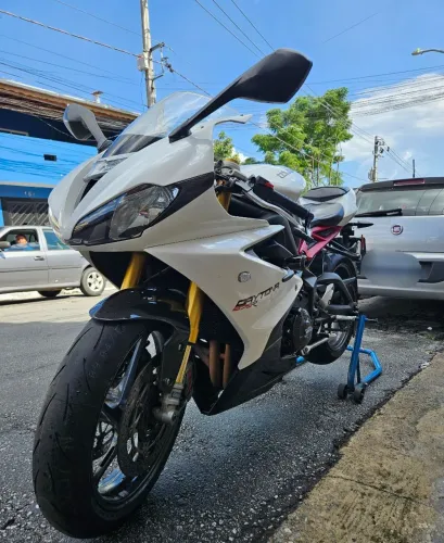 Triumph Daytona 675R - Equipada!