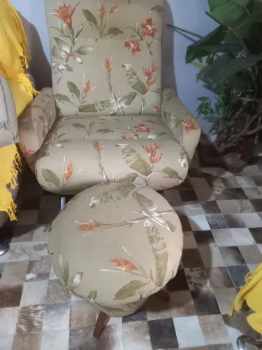 Poltrona de balanço e puff