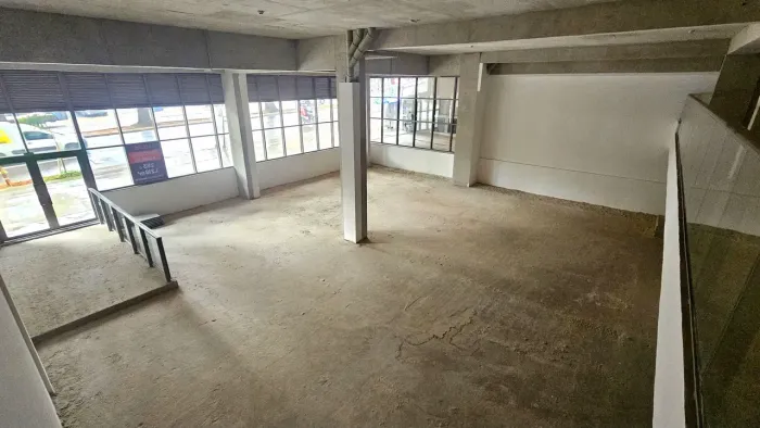 Loja flagship de 590m² com fachada ativa, pé-direito de 6m e estacionamento exclusivo | Av