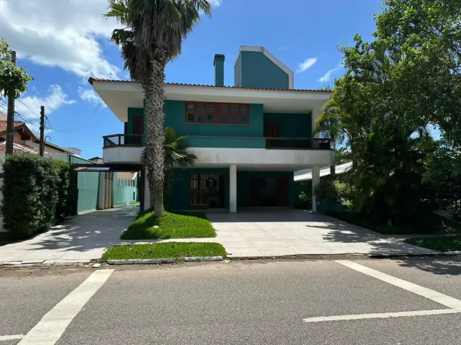 Em Jurerê Internacional Sobrado para venda tem 370 metros quadrados com 4 suítes