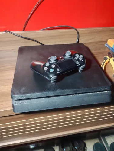 PS4 slim 500Gb oito anos de uso.